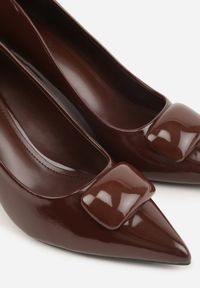 Renee - Brązowe Czółenka Lakierowane na Szpilce z Aplikacją 3D Ianvyre. Okazja: na co dzień. Kolor: brązowy. Materiał: lakier. Wzór: aplikacja. Obcas: na szpilce. Styl: casual, elegancki #2