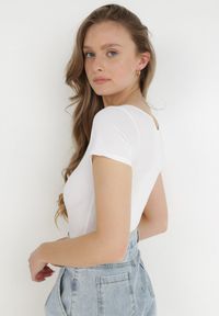Born2be - Białe Body Agathatea. Okazja: na co dzień. Kolor: biały. Materiał: bawełna, materiał. Długość rękawa: krótki rękaw. Długość: krótkie. Wzór: gładki, aplikacja. Styl: klasyczny, casual #3