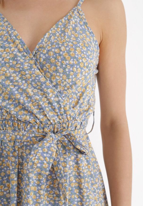 Born2be - Niebiesko-Żółta Sukienka Zotemus. Kolor: niebieski. Materiał: wiskoza, materiał. Długość rękawa: na ramiączkach. Wzór: aplikacja, kwiaty. Typ sukienki: kopertowe. Długość: mini