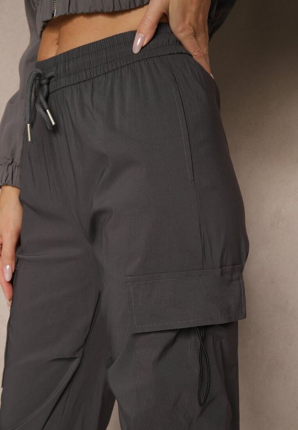 Renee - Szare Spodnie z Bawełną Typu Cargo High Waist Puvoria. Okazja: na co dzień, na spacer. Stan: podwyższony. Kolor: szary. Materiał: bawełna. Styl: casual