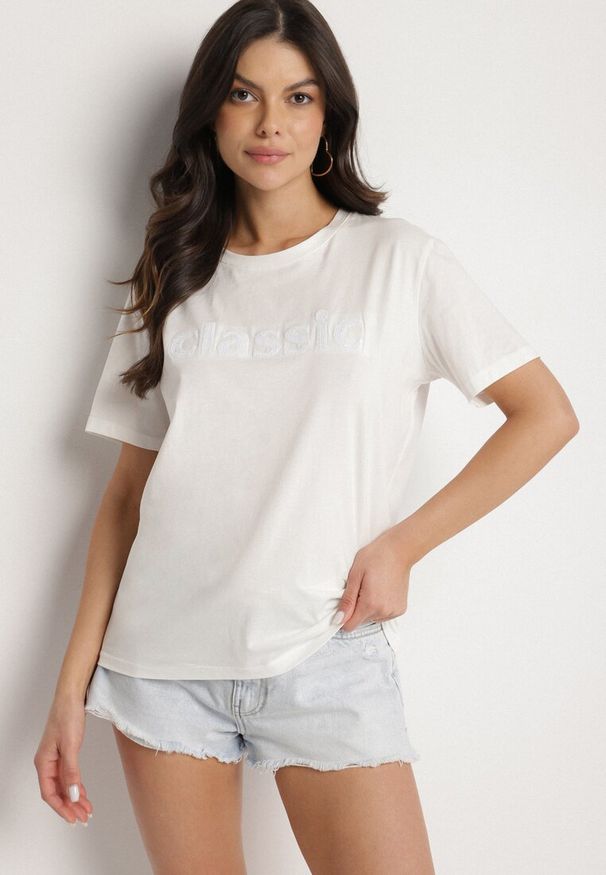 Born2be - Biały T-shirt z Bawełny z Aplikacją z Cyrkoniami Deraine. Okazja: na co dzień. Kolor: biały. Materiał: bawełna. Wzór: aplikacja. Styl: elegancki, casual, klasyczny