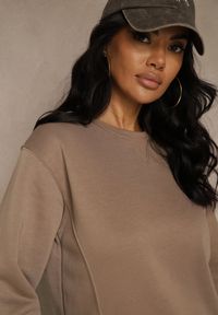 Renee - Ciemnobeżowa Bluza z Bawełną i Przeszyciami przy Dekolcie Fezanna. Okazja: na co dzień. Kolor: beżowy. Materiał: bawełna. Styl: casual, sportowy #5