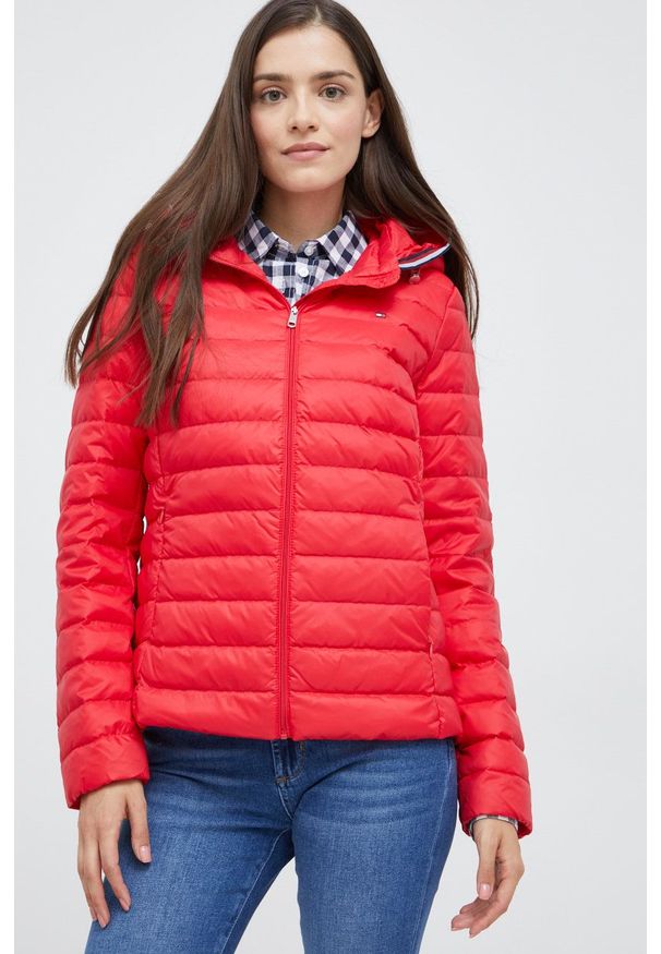 TOMMY HILFIGER - Tommy Hilfiger kurtka puchowa damska kolor czerwony przejściowa. Kolor: czerwony. Materiał: puch. Wzór: gładki