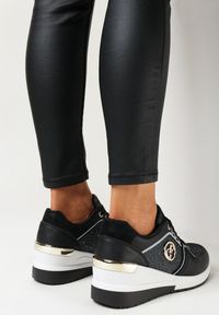 Born2be - Czarne Sznurowane Sneakersy na Koturnie z Brokatem Lasima. Kolor: czarny. Obcas: na koturnie