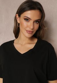 Renee - Czarny T-shirt Nikoneus. Typ kołnierza: dekolt w kształcie V. Kolekcja: plus size. Kolor: czarny. Materiał: dzianina. Długość rękawa: krótki rękaw. Długość: krótkie. Wzór: gładki. Styl: klasyczny #5