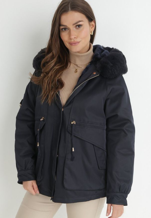 Born2be - Granatowa Kurtka Nylonowa Parka z Odpinanym Futerkiem Beaten. Kolor: niebieski. Materiał: nylon, futro. Wzór: paski, aplikacja