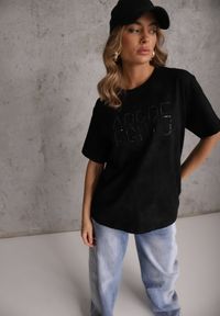 Renee - Czarny Bawełniany T-shirt Oversize z Haftowanym Napisem z Cekinami Talomora. Okazja: na imprezę, na co dzień. Kolor: czarny. Materiał: bawełna. Wzór: haft, napisy. Styl: rockowy, casual #1