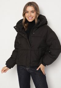 Born2be - Czarna Pikowana Kurtka Puffer z Kapturem i Kieszonką przy Rękawie Galieana. Okazja: na spacer. Typ kołnierza: kaptur. Kolor: czarny. Materiał: jeans, dzianina. Styl: sportowy, elegancki