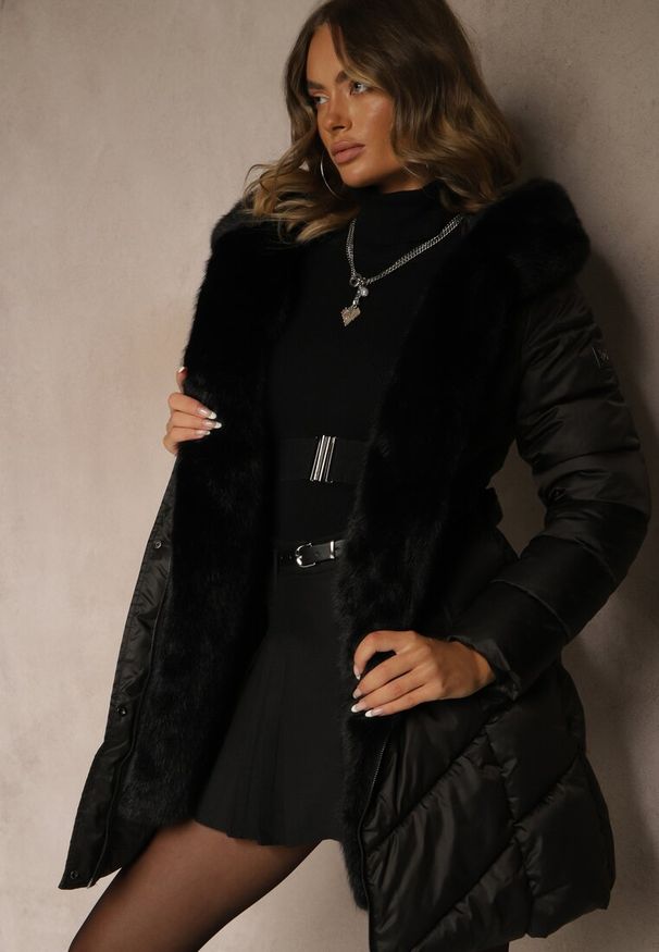 Renee - Czarna Kurtka z Pikowanym Przeszyciami Wiązanym Paskiem i Kapturem z Futrem Fenida. Kolor: czarny. Materiał: futro. Styl: elegancki
