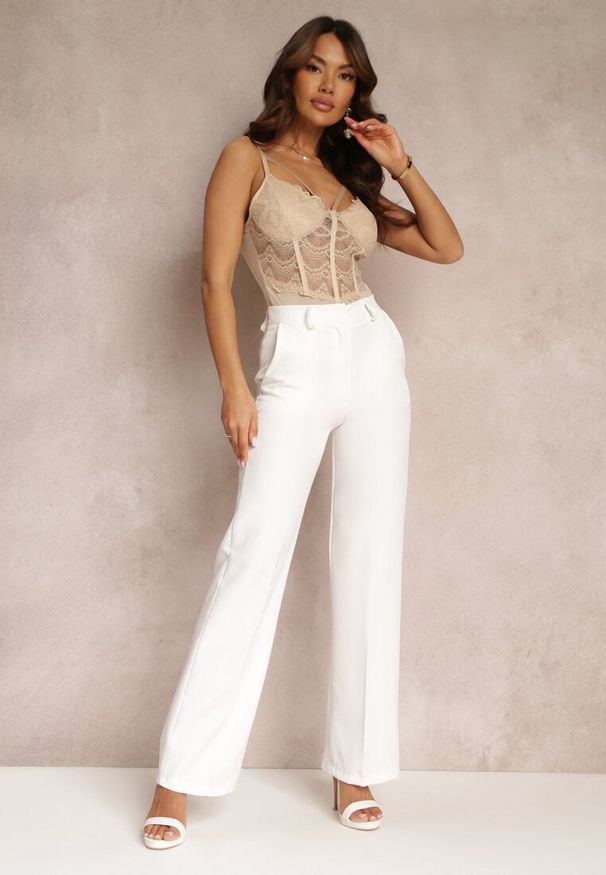 Renee - Białe Spodnie w Kant w Garniturowym Stylu High Waist Jaessa. Stan: podwyższony. Kolor: biały. Styl: elegancki