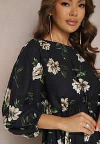 Renee - Czarno-Beżowa Midi Sukienka w Kwiaty o Rozkloszowanym Kroju z Rękawami Nietoperz Jervia. Kolor: czarny. Wzór: kwiaty. Styl: elegancki. Długość: midi