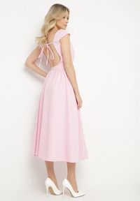 Born2be - Różowa Sukienka o Rozkloszowanym Kroju z Wiązaniem i Dekoltem w Łódkę Aladriela. Okazja: na co dzień. Typ kołnierza: dekolt w łódkę. Kolor: różowy. Długość rękawa: krótki rękaw. Sezon: wiosna, lato. Styl: klasyczny, casual #4