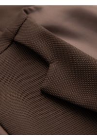 Ombre Clothing - Dopasowana męska kamizelka ze strukturalnej dzianiny z klapami – brązowa V2 - Rozmiar: XXL. Kolor: brązowy. Materiał: dzianina. Styl: klasyczny, elegancki