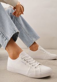 Renee - Białe Casualowe Trampki w Stylu Basic Tulipmeadow. Okazja: na co dzień. Kolor: biały. Materiał: jeans, skóra, koronka. Styl: casual #1