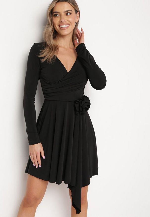 Born2be - Czarna Asymetryczna Sukienka Koktajlowa z Odpinaną Kwiatową Broszką Grangerra. Kolor: czarny. Wzór: kwiaty. Typ sukienki: asymetryczne. Styl: wizytowy