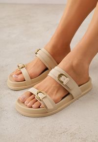Renee - Beżowe Klapki Ozdobione Metalicznymi Klamrami Zelivra. Kolor: beżowy. Wzór: aplikacja. Sezon: lato. Styl: elegancki, boho #6