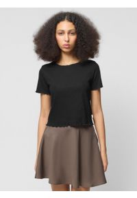 outhorn - T-shirt crop w prążki damski - czarny. Kolor: czarny. Materiał: bawełna, prążkowany, elastan, materiał, dzianina. Długość rękawa: krótki rękaw. Wzór: prążki