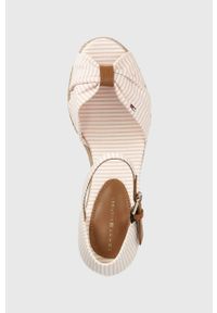 TOMMY HILFIGER - Tommy Hilfiger sandały HIGH WEDGE SEERSUCKER damskie kolor różowy na koturnie FW0FW07158. Zapięcie: klamry. Kolor: różowy. Materiał: guma. Obcas: na koturnie #2