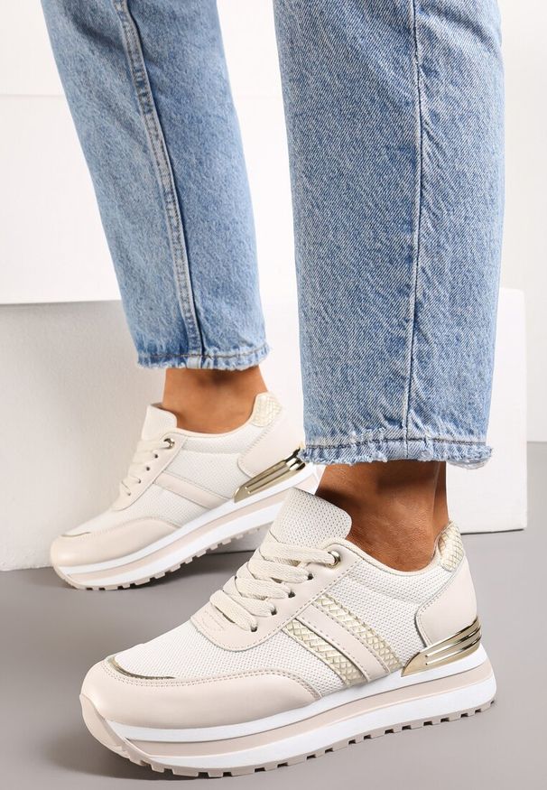 Renee - Beżowe Sneakersy na Podeszwie w Paski z Metalicznymi Wstawkami i Siateczką Silenalo. Zapięcie: pasek. Kolor: beżowy. Materiał: materiał. Wzór: paski
