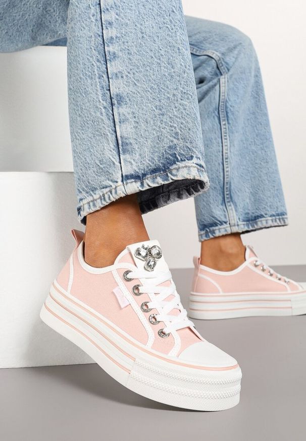 Renee - Różowe Trampki na Platformie z Biżuteryjną Aplikacją Flortewis. Okazja: na co dzień. Kolor: różowy. Materiał: jeans. Wzór: aplikacja. Obcas: na platformie. Styl: elegancki, casual. Wysokość obcasa: średni