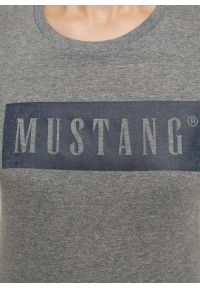 Mustang - MUSTANG ALINA C LOGO TEE DAMSKI T-SHIRT KOSZULKA LOGO LIGHT GREY MELANGE 1013220 4141. Okazja: do pracy, na co dzień. Materiał: bawełna, jeans, skóra. Długość: długie. Styl: casual, elegancki #5