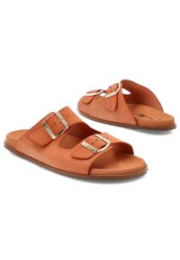 Hee - Klapki damskie HEE, na platformie skórzane klasyczne z klamrami, pomarańczowe, 25050. Okazja: na co dzień, na spacer. Kolor: pomarańczowy. Materiał: skóra. Sezon: lato. Obcas: na platformie. Styl: klasyczny #2