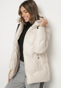 Born2be - Ciemnobeżowa Pikowana Kurtka z Kapturem Ozdobiona Sznurkami Olittia. Okazja: na co dzień. Typ kołnierza: kaptur. Kolor: beżowy. Materiał: jeans. Wzór: aplikacja. Styl: casual #7