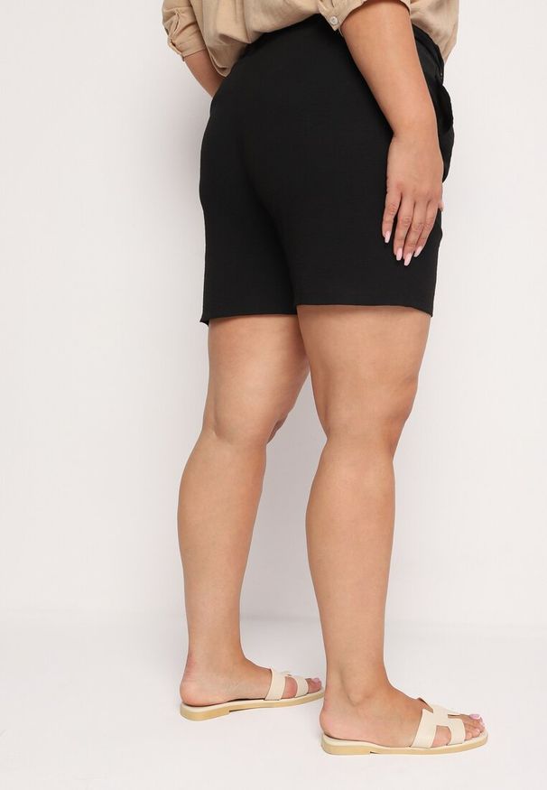 Born2be - Czarne Szorty Typu Bermudy z Wysokim Stanem z Gumką w Pasie i Wiązaniem Seviiana. Okazja: na co dzień. Stan: podwyższony. Kolekcja: plus size. Kolor: czarny. Materiał: materiał, koronka. Wzór: koronka. Sezon: lato. Styl: elegancki, casual