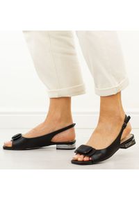 POTOCKI - Czarne sandały damskie na obcasie Potocki 43337. Okazja: na co dzień, na imprezę. Kolor: czarny. Materiał: skóra. Wzór: aplikacja. Sezon: wiosna, lato. Obcas: na obcasie. Styl: casual, elegancki, klasyczny, wizytowy. Wysokość obcasa: niski #1