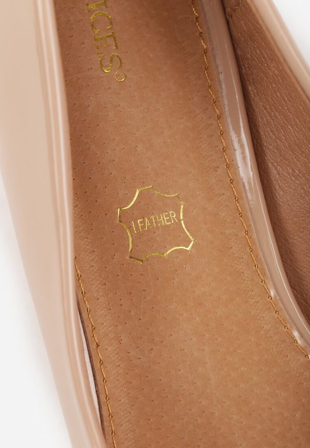 Renee - Ciemnobeżowe Czółenka Vices Lakierowane na Słupku z Wkładką ze Skóry Naturalnej Tinaselle. Okazja: na spotkanie biznesowe. Kolor: beżowy. Materiał: lakier, skóra. Obcas: na słupku. Styl: biznesowy