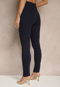 Renee - Granatowe Legginsy High Waist z Wiskozą z Cyrkoniowym Guzikiem Naliselle. Okazja: na co dzień. Stan: podwyższony. Kolor: niebieski. Materiał: wiskoza. Styl: elegancki, casual #5