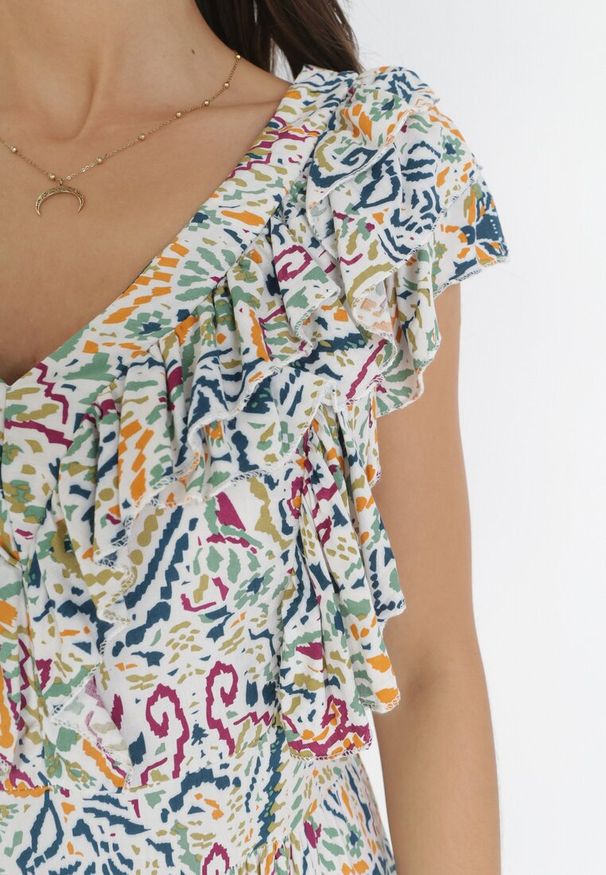 Born2be - Biało-Beżowa Rozkloszowana Sukienka Maxi z Marszczoną Gumką w Pasie i Falbanami z Wiskozy Wilsey. Typ kołnierza: kołnierz z falbankami. Kolor: biały. Materiał: wiskoza. Długość rękawa: bez rękawów. Wzór: aplikacja, kwiaty. Długość: maxi