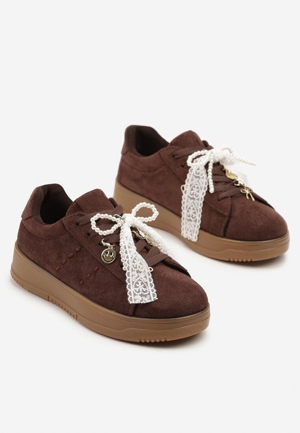 Born2be - Brązowe Sneakersy na Grubej Podeszwie z Ozdobnymi Kokardkami Divelia. Okazja: na co dzień. Kolor: brązowy. Materiał: jeans. Wzór: aplikacja. Sezon: lato