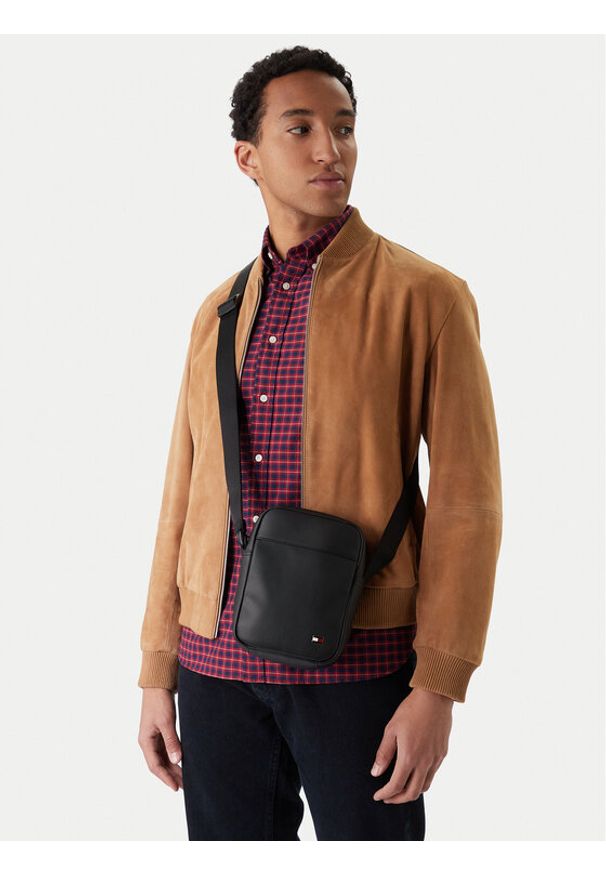 TOMMY HILFIGER - Tommy Hilfiger Saszetka Th Flag Mini Reporter AM0AM14015 Czarny. Kolor: czarny. Materiał: skóra