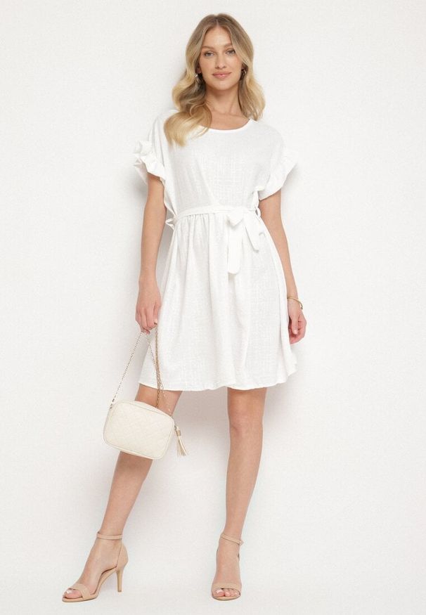 Born2be - Biała Sukienka Ozdobiona Falbankami i Paskiem Izulira. Typ kołnierza: kołnierz z falbankami. Kolor: biały. Wzór: aplikacja. Styl: elegancki