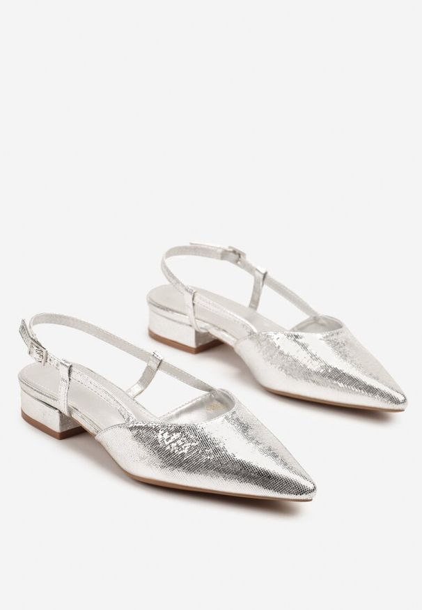 Renee - Srebrne Sandały Vices Typu Slingback Nilessea. Okazja: na spotkanie biznesowe. Nosek buta: szpiczasty. Zapięcie: sprzączka. Kolor: srebrny. Sezon: lato. Obcas: na obcasie. Styl: biznesowy, klasyczny, elegancki. Wysokość obcasa: niski