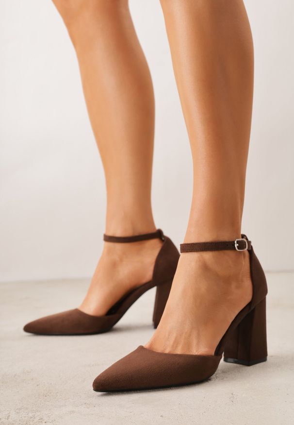 Born2be - Brązowe Czółenka z Imitacji Zamszu na Słupku z Noskiem w Szpic Violetto. Okazja: na co dzień, na spotkanie biznesowe, do pracy. Zapięcie: pasek. Kolor: brązowy. Materiał: zamsz. Obcas: na słupku. Styl: casual, biznesowy, elegancki, klasyczny. Wysokość obcasa: średni