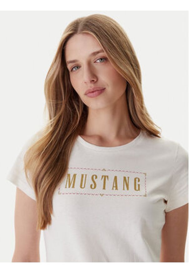 Mustang T-Shirt Loa 1016754 Écru Slim Fit. Kolor: kremowy. Materiał: bawełna