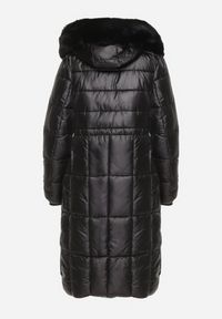 Born2be - Czarna Pikowana Kurtka z Kapturem z Futerkiem z Możliwością Odpięcia Ściągana w Talii Ravanna. Okazja: na co dzień. Typ kołnierza: kaptur. Kolor: czarny. Materiał: futro. Styl: casual, elegancki #4