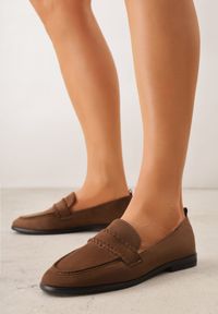 Renee - Jasnobrązowe Mokasyny Vices z Wkładką ze Skóry Naturalnej i Paskiem z Przeszyciami Fonarrie. Okazja: na co dzień, na spotkanie biznesowe. Zapięcie: pasek. Kolor: brązowy. Materiał: skóra. Styl: casual, biznesowy, elegancki #9