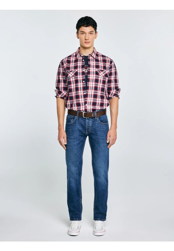 Big-Star - Koszula męska bawełniana w kratę czerwona Koliserson 603. Typ kołnierza: kołnierzyk klasyczny. Kolor: czerwony. Materiał: bawełna. Wzór: aplikacja, jodełka. Styl: klasyczny, elegancki