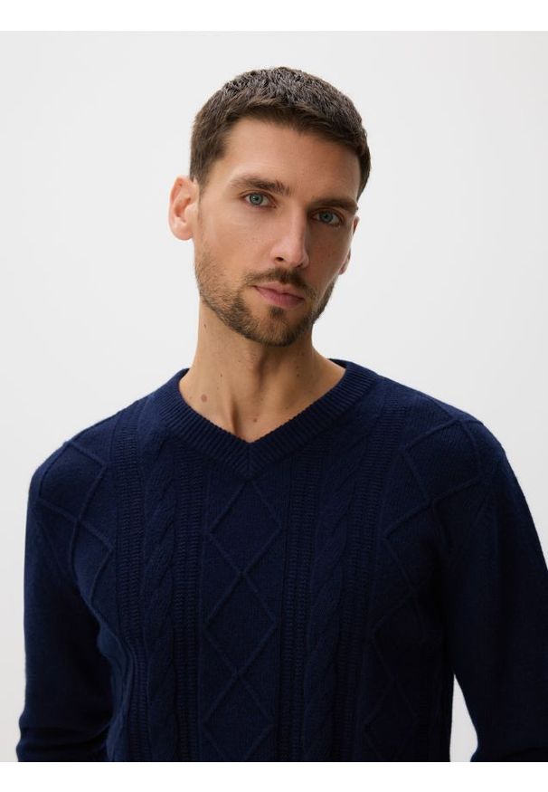 Reserved - Strukturalny sweter z wełną - granatowy. Kolor: niebieski. Materiał: wełna