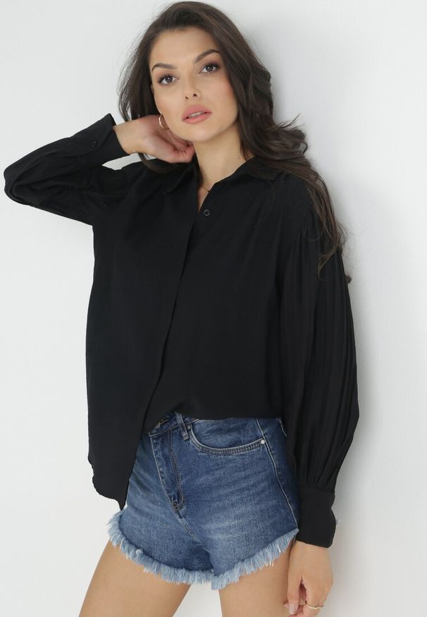 Born2be - Czarna Koszula z Plisowanymi Rękawami Pascala. Kolor: czarny