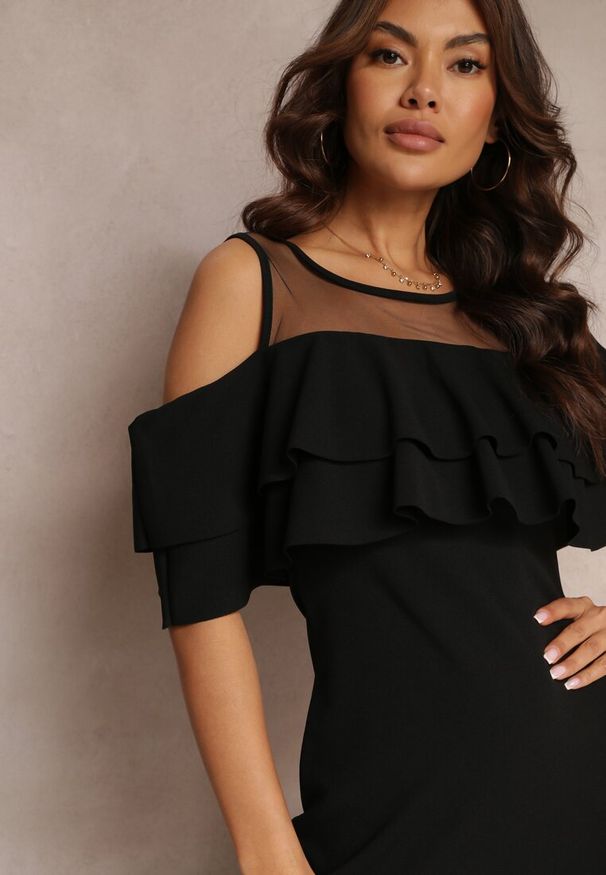 Renee - Czarna Sukienka Taliowana z Falbanką Lariphelia. Kolor: czarny. Wzór: aplikacja