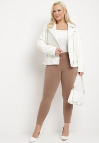 Born2be - Ciemnobeżowe Spodnie z Gumką w Talii i Prostymi Nogawkami Lotlipa. Okazja: na co dzień, na spotkanie biznesowe. Kolekcja: plus size. Kolor: beżowy. Styl: biznesowy, elegancki, casual #5