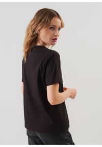 Ochnik - Czarny bawełniany T-shirt damski z aplikacją. Kolor: czarny. Materiał: bawełna. Wzór: aplikacja #3
