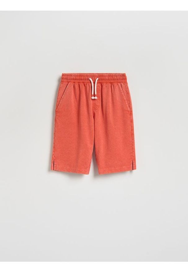 Reserved - Bawełniane szorty bermudy - koralowy. Kolor: pomarańczowy. Materiał: bawełna