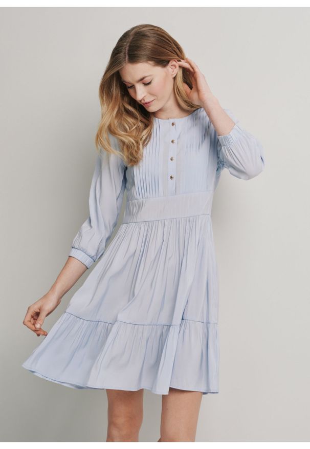Ochnik - Błękitna plisowana sukienka mini. Kolor: niebieski. Materiał: wiskoza. Typ sukienki: rozkloszowane, proste. Długość: mini
