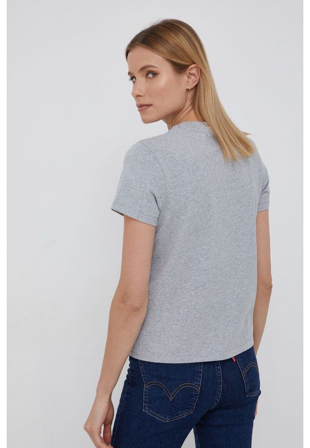Levi's® - Levi's T-shirt bawełniany kolor szary. Okazja: na co dzień, na spotkanie biznesowe. Kolor: szary. Materiał: bawełna. Wzór: aplikacja. Styl: biznesowy, casual