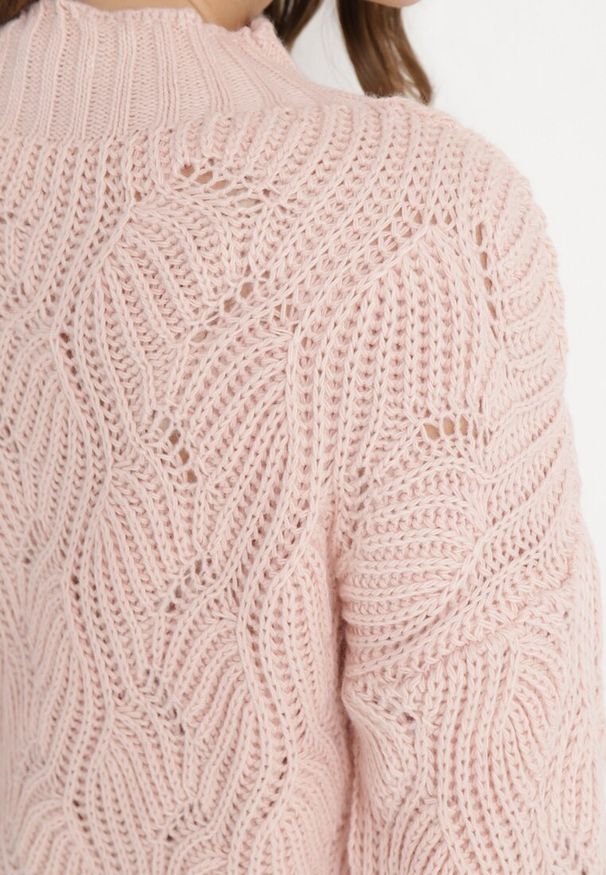 Born2be - Różowy Luźny Sweter w Ozdobny Splot Ujuvertta. Kolor: różowy. Materiał: dzianina. Wzór: ze splotem. Styl: elegancki